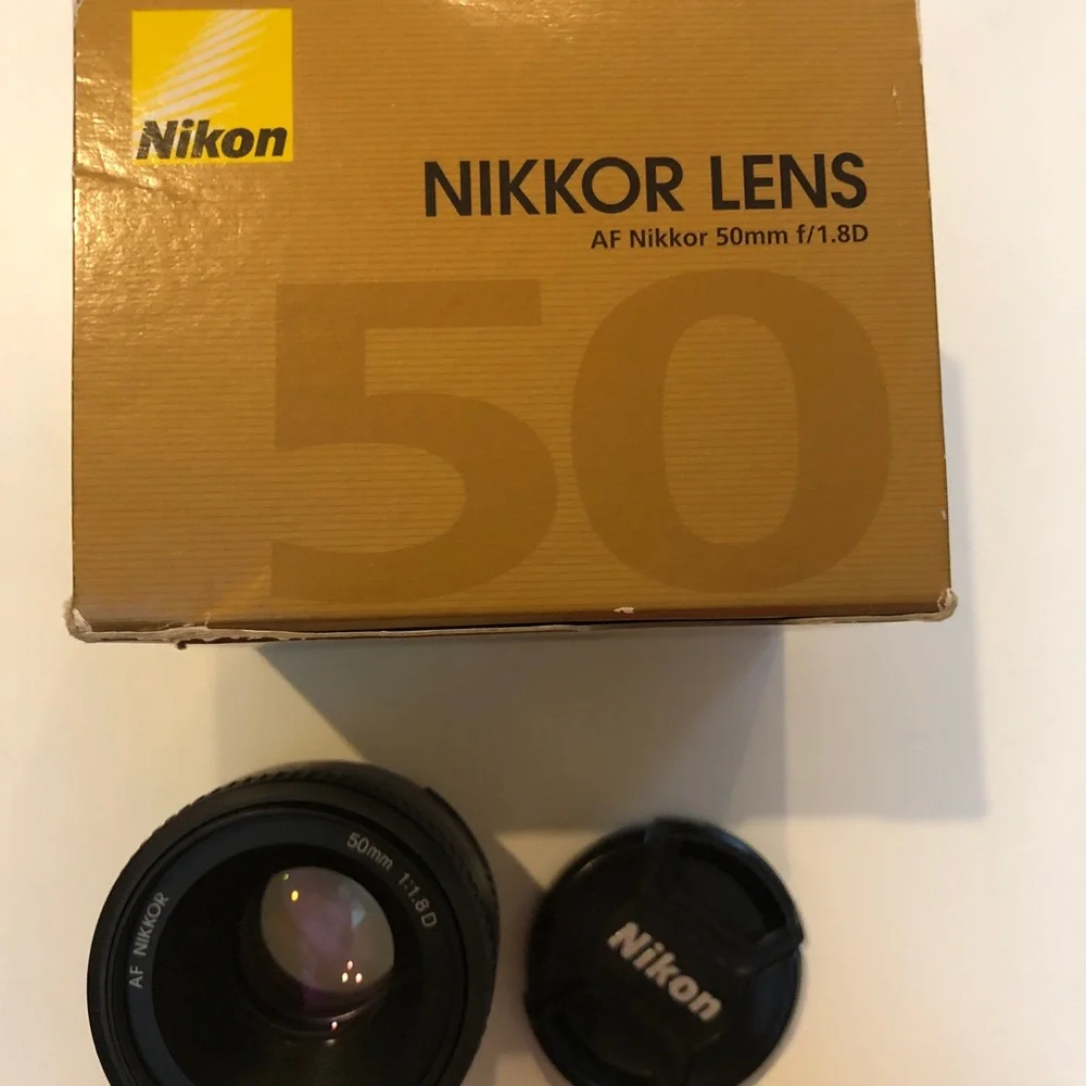 Selling LIKE NEW NIKON D3300